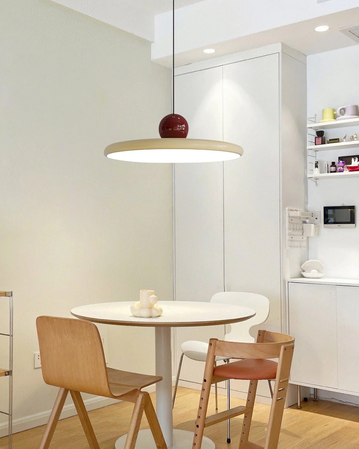Lámpara colgante LED con cable ajustable y pantalla blanca, diseño moderno ideal para iluminación de techos interiores. 5
