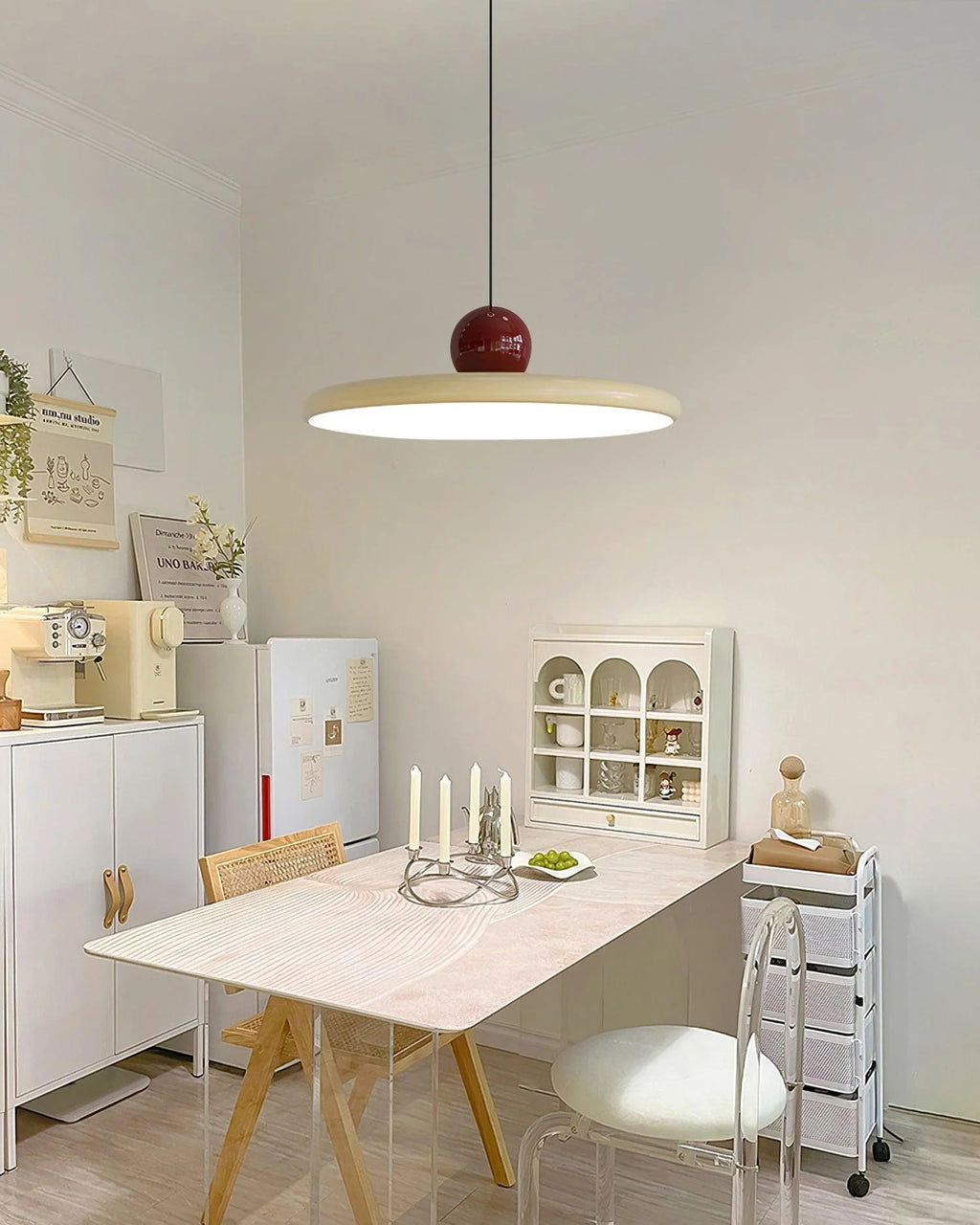 Lámpara colgante LED con cable ajustable y pantalla blanca, diseño moderno ideal para iluminación de techos interiores. 6
