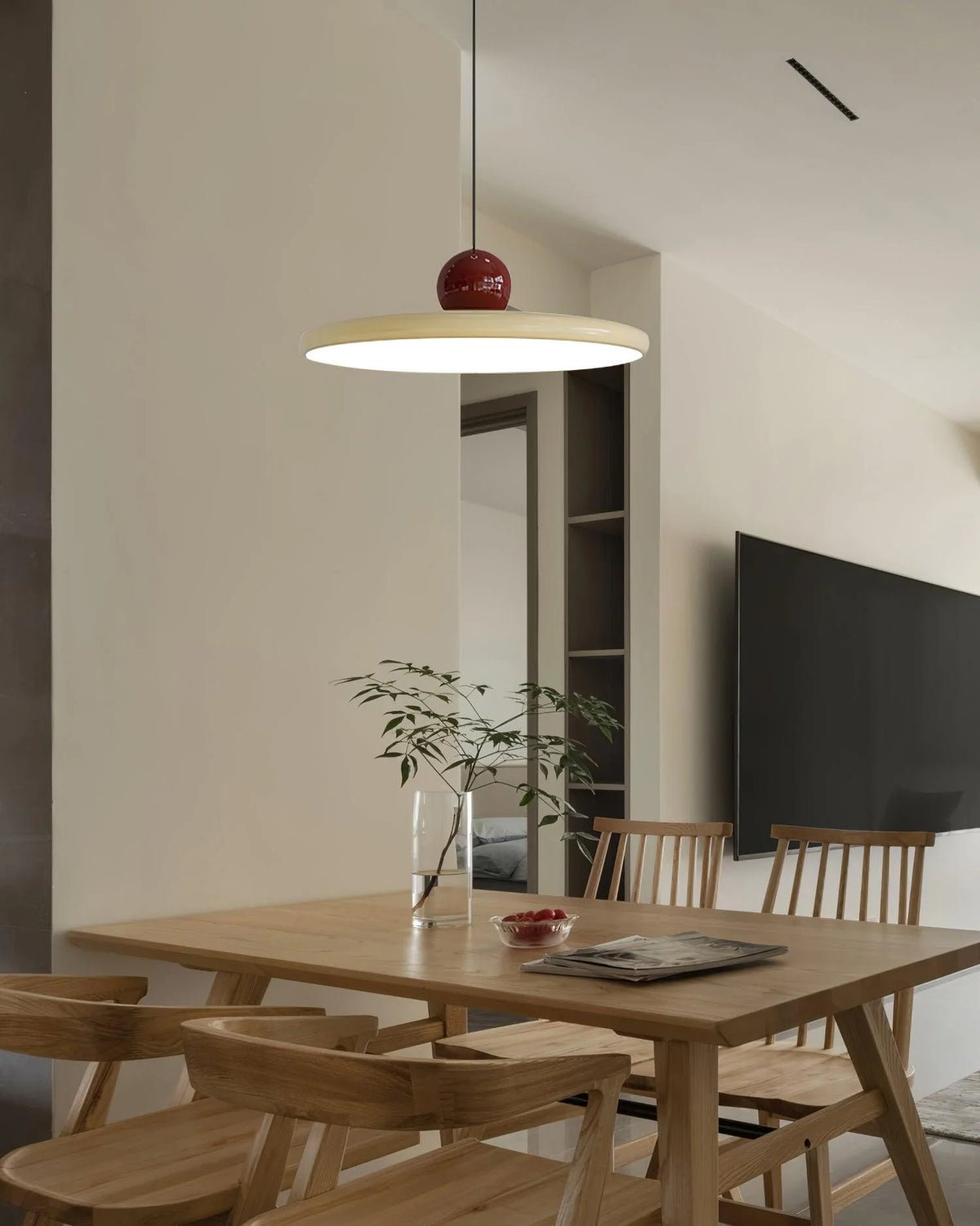 Lámpara colgante LED con cable ajustable y pantalla blanca, diseño moderno ideal para iluminación de techos interiores. 8
