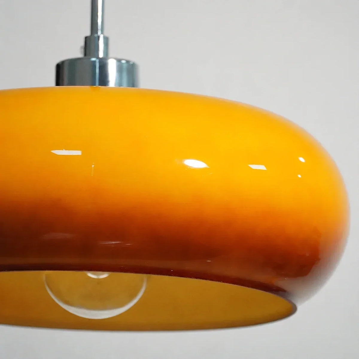 Lámpara colgante de cristal Bauhaus con diseño minimalista, ideal para interiores modernos, que proporciona una luz uniforme y elegante. 3
