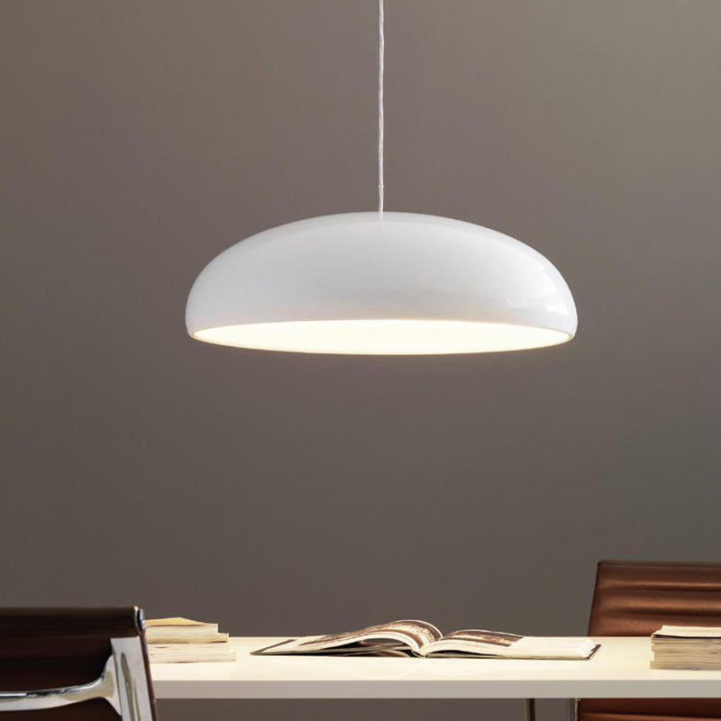 Lámpara colgante de metal y acrílico en diseño escandinavo, color negro y blanco, ideal para interiores modernos. 2