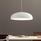 Lámpara colgante de metal y acrílico en diseño escandinavo, color negro y blanco, ideal para interiores modernos. 2