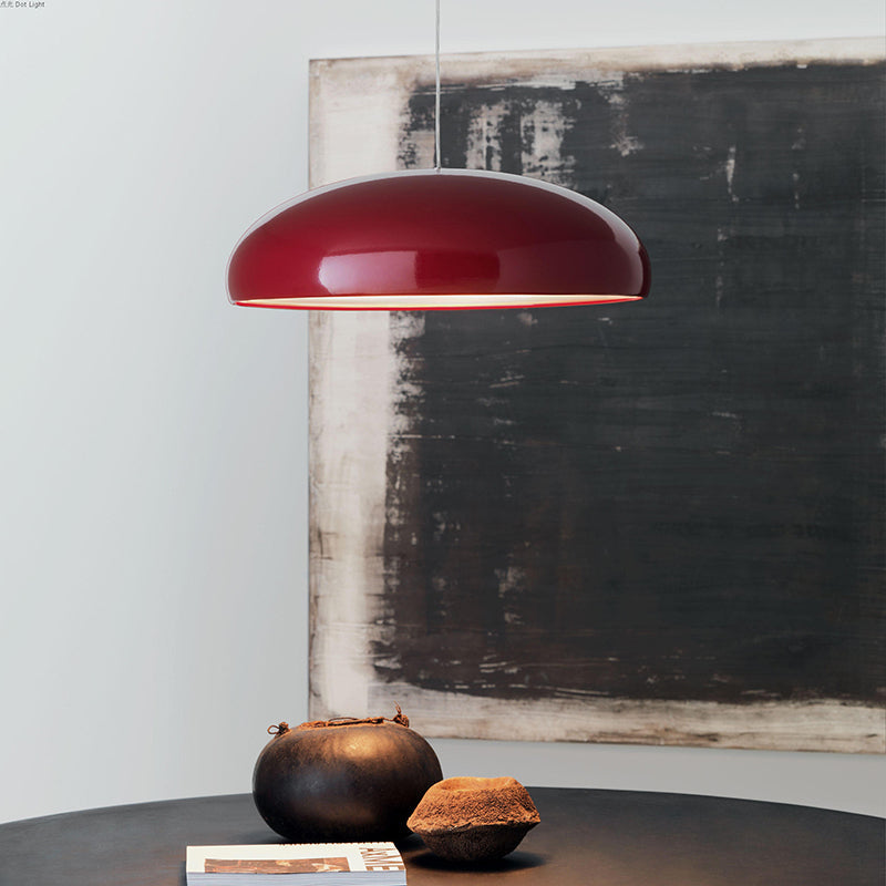 Lámpara colgante de metal y acrílico en diseño escandinavo, color negro y blanco, ideal para interiores modernos. 3