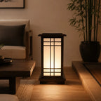 Lámpara Shoji Japonesa con paneles translúcidos y base de madera oscura, ideal para crear una iluminación cálida en salas de 0