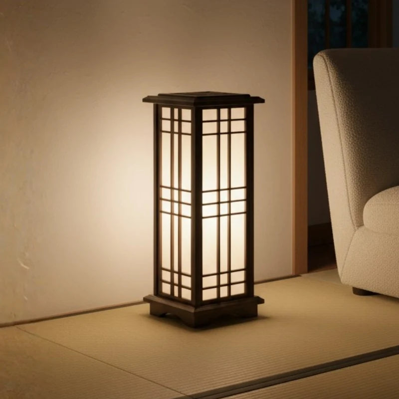 Lámpara Shoji Japonesa con paneles translúcidos y base de madera oscura, ideal para crear una iluminación cálida en salas de 1
