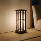 Lámpara Shoji Japonesa con paneles translúcidos y base de madera oscura, ideal para crear una iluminación cálida en salas de 1