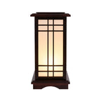 Lámpara Shoji Japonesa con paneles translúcidos y base de madera oscura, ideal para crear una iluminación cálida en salas de 4