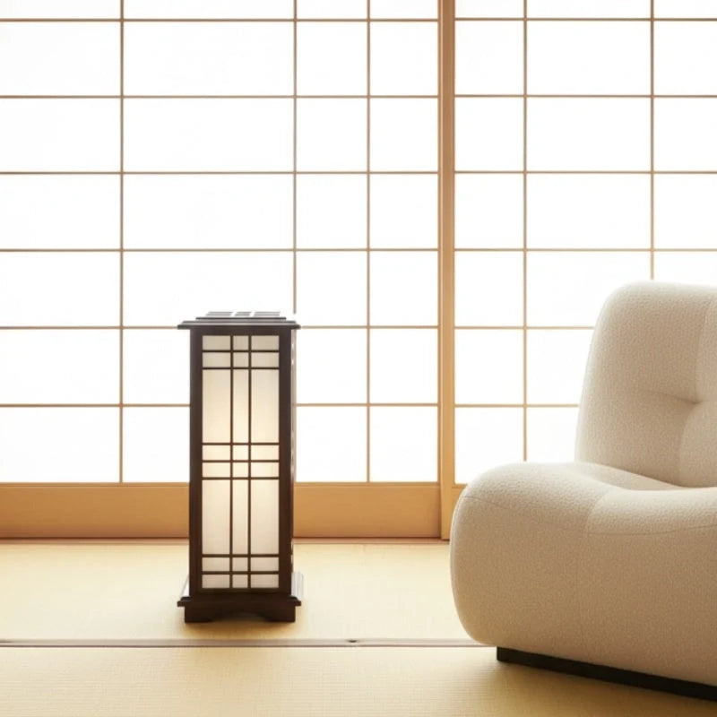 Lámpara Shoji Japonesa con paneles translúcidos y base de madera oscura, ideal para crear una iluminación cálida en salas de 5