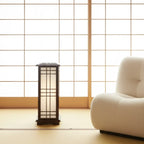 Lámpara Shoji Japonesa con paneles translúcidos y base de madera oscura, ideal para crear una iluminación cálida en salas de 5