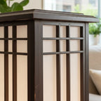 Lámpara Shoji Japonesa con paneles translúcidos y base de madera oscura, ideal para crear una iluminación cálida en salas de 6