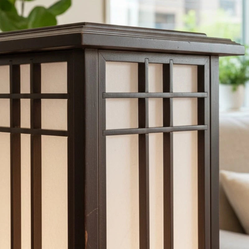 Lámpara Shoji Japonesa con paneles translúcidos y base de madera oscura, ideal para crear una iluminación cálida en salas de 6