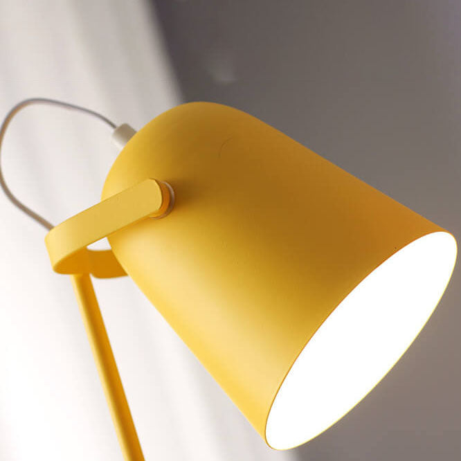 Lámpara de escritorio LED ajustable de metal en estilo nórdico, ideal para iluminación moderna en oficina y estudio. 2
