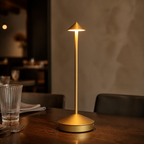 Lámpara de mesa inalámbrica recargable con control táctil, fabricada en aluminio con un diseño escultural moderno y elegante. 1