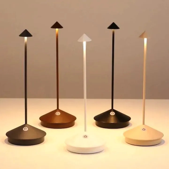 Lámpara de mesa LED recargable con brillo regulable y diseño impermeable, ideal para uso en interiores y exteriores, con un diseño compacto 0