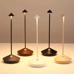 Lámpara de mesa LED recargable con brillo regulable y diseño impermeable, ideal para uso en interiores y exteriores, con un diseño compacto 0