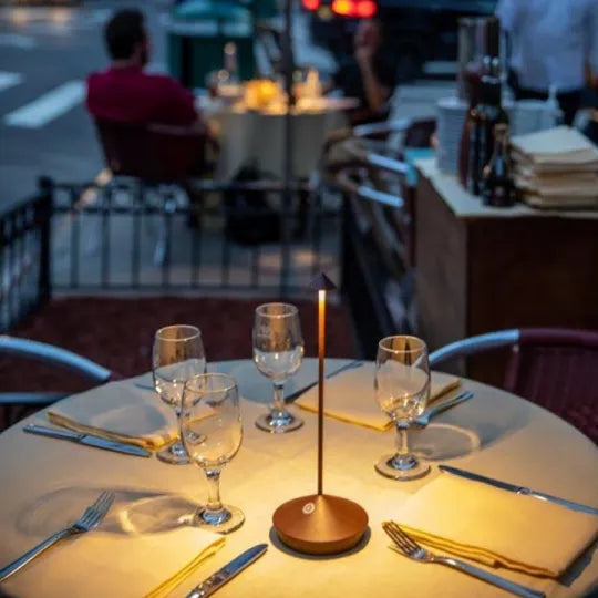 Lámpara de mesa LED recargable con brillo regulable y diseño impermeable, ideal para uso en interiores y exteriores, con un diseño compacto 1