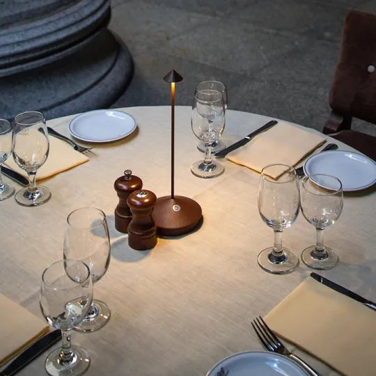 Lámpara de mesa LED recargable con brillo regulable y diseño impermeable, ideal para uso en interiores y exteriores, con un diseño compacto 2