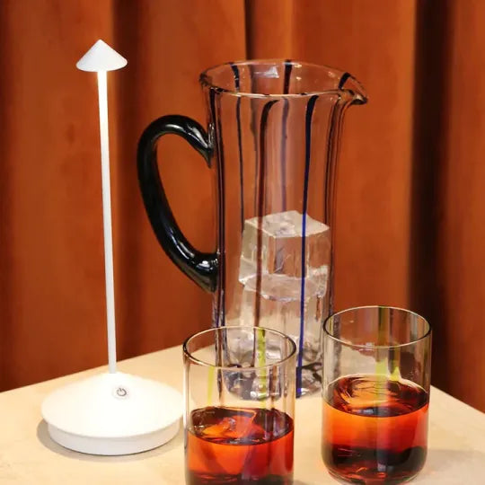 Lámpara de mesa LED recargable con brillo regulable y diseño impermeable, ideal para uso en interiores y exteriores, con un diseño compacto 3