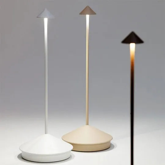 Lámpara de mesa LED recargable con brillo regulable y diseño impermeable, ideal para uso en interiores y exteriores, con un diseño compacto 4