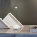 Lámpara de mesa LED recargable con brillo regulable y diseño impermeable, ideal para uso en interiores y exteriores, con un diseño compacto 5