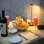 Lámpara de mesa LED recargable con brillo regulable y diseño impermeable, ideal para uso en interiores y exteriores, con un diseño compacto 7