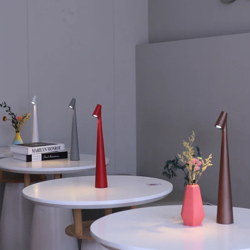 Lámpara de mesa LED regulable con carga USB y control táctil, diseño minimalista y portátil disponible en seis colores vibrantes. 2
