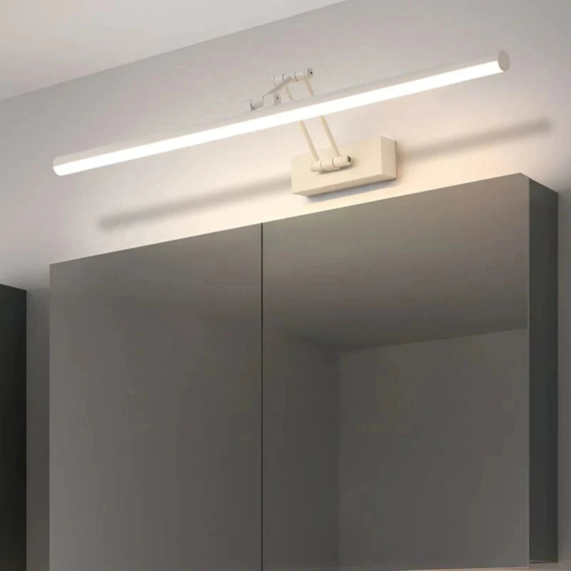 Lámpara de pared LED ajustable de diseño lineal en acabado metálico, disponible en negro o blanco, ideal para interiores y con clasificación IP 11