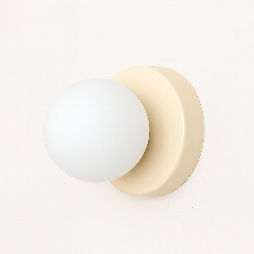 Lámpara de pared minimalista con pantalla de cristal, emitiendo luz cálida, perfecta para decorar salas de estar y dormitorios. 0