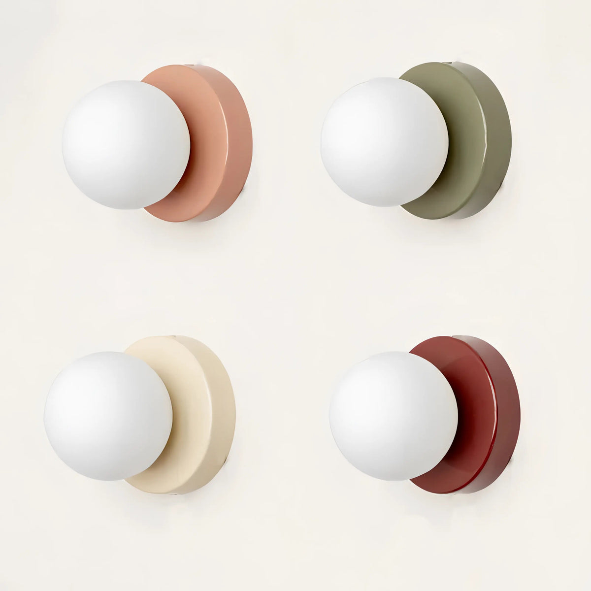 Lámpara de pared minimalista con pantalla de cristal, emitiendo luz cálida, perfecta para decorar salas de estar y dormitorios. 1