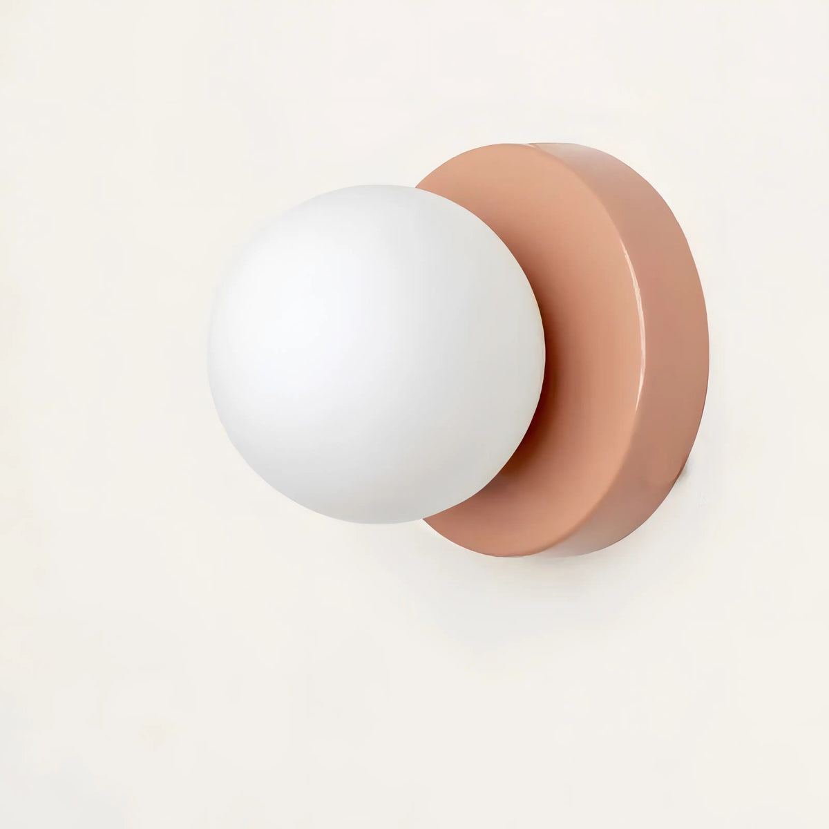 Lámpara de pared minimalista con pantalla de cristal, emitiendo luz cálida, perfecta para decorar salas de estar y dormitorios. 2