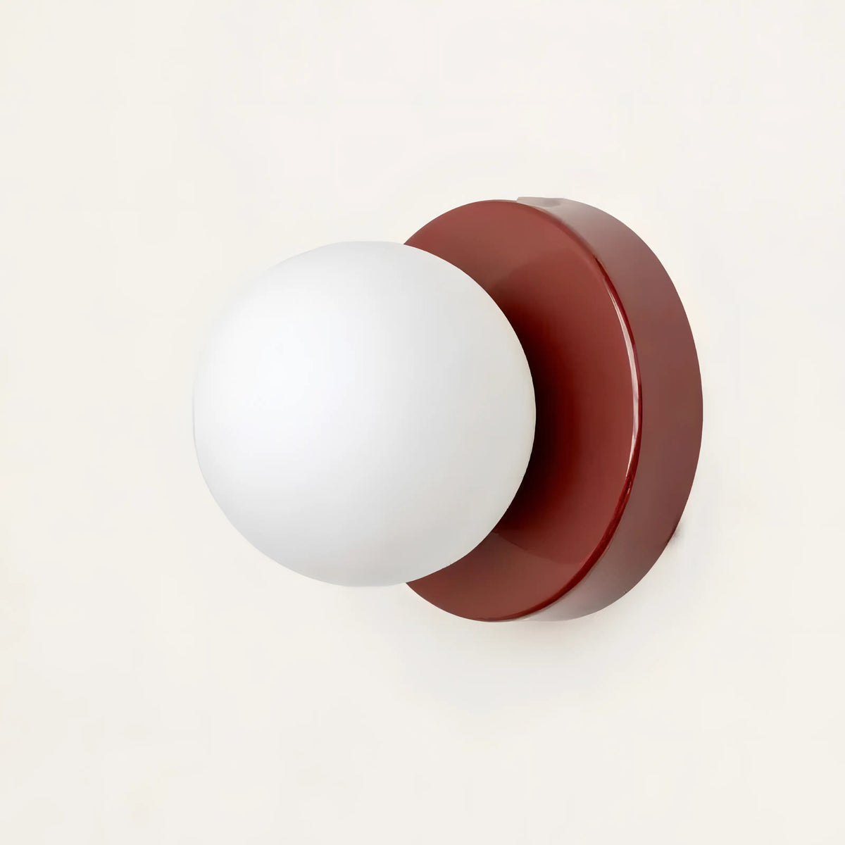 Lámpara de pared minimalista con pantalla de cristal, emitiendo luz cálida, perfecta para decorar salas de estar y dormitorios. 3