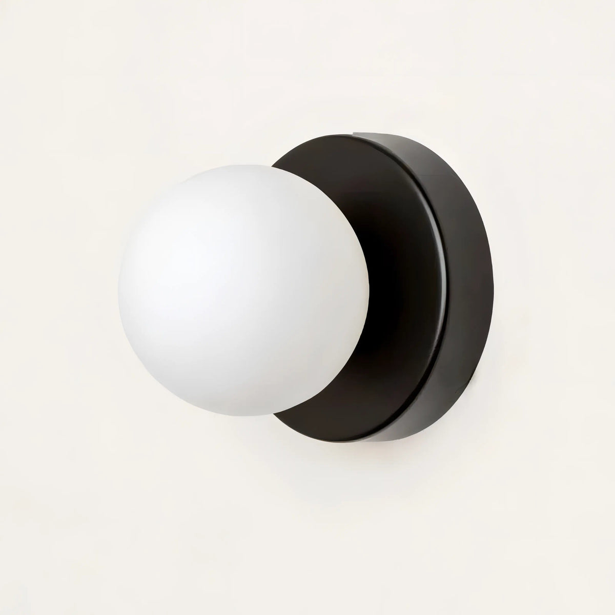 Lámpara de pared minimalista con pantalla de cristal, emitiendo luz cálida, perfecta para decorar salas de estar y dormitorios. 4