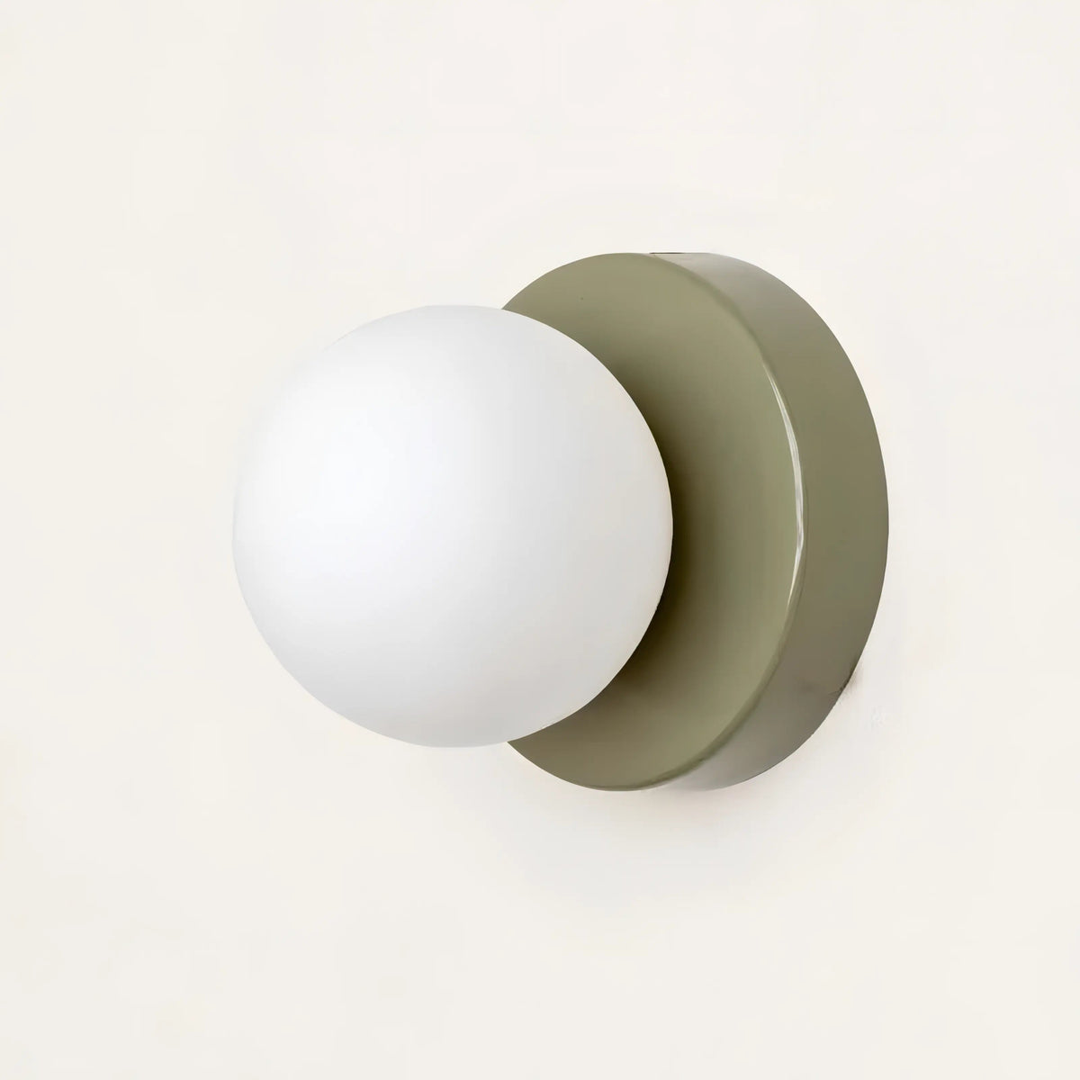Lámpara de pared minimalista con pantalla de cristal, emitiendo luz cálida, perfecta para decorar salas de estar y dormitorios. 5