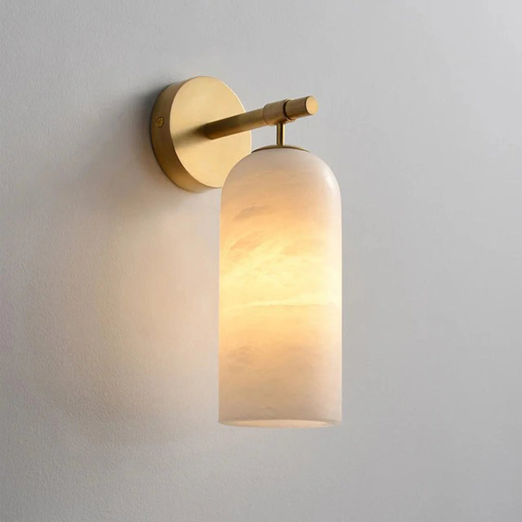 Lámpara de pared con pantalla de alabastro y brazo metálico, diseño compacto y elegante ideal para interiores modernos. 0