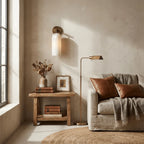 Lámpara de pared con pantalla de alabastro y brazo metálico, diseño compacto y elegante ideal para interiores modernos. 5