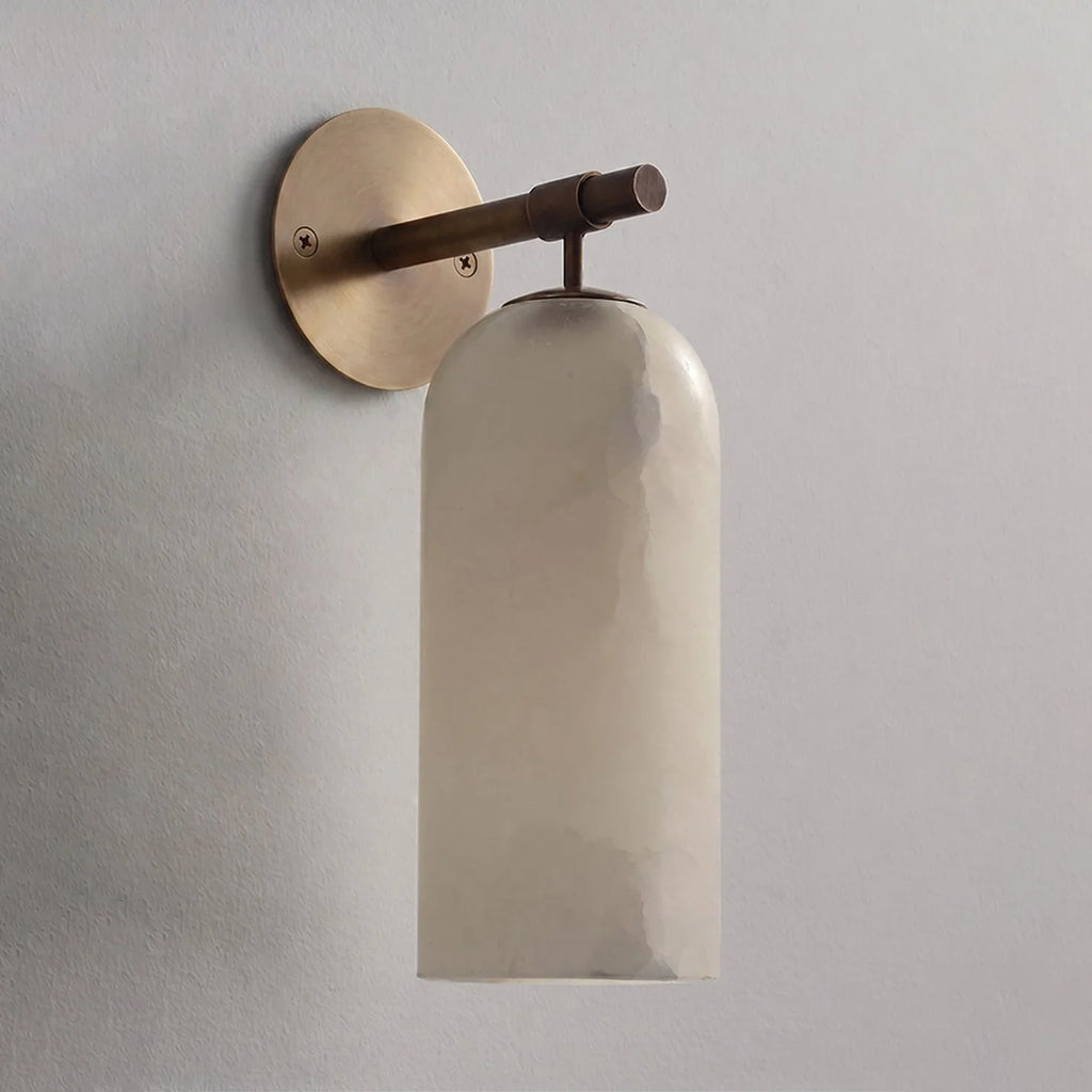Lámpara de pared con pantalla de alabastro y brazo metálico, diseño compacto y elegante ideal para interiores modernos. 9