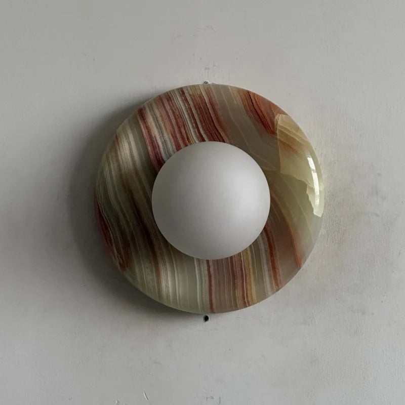 Lámpara de pared elegante con pantalla de cristal y placa de ónix, ideal para decoración de interiores y iluminación compacta. 0