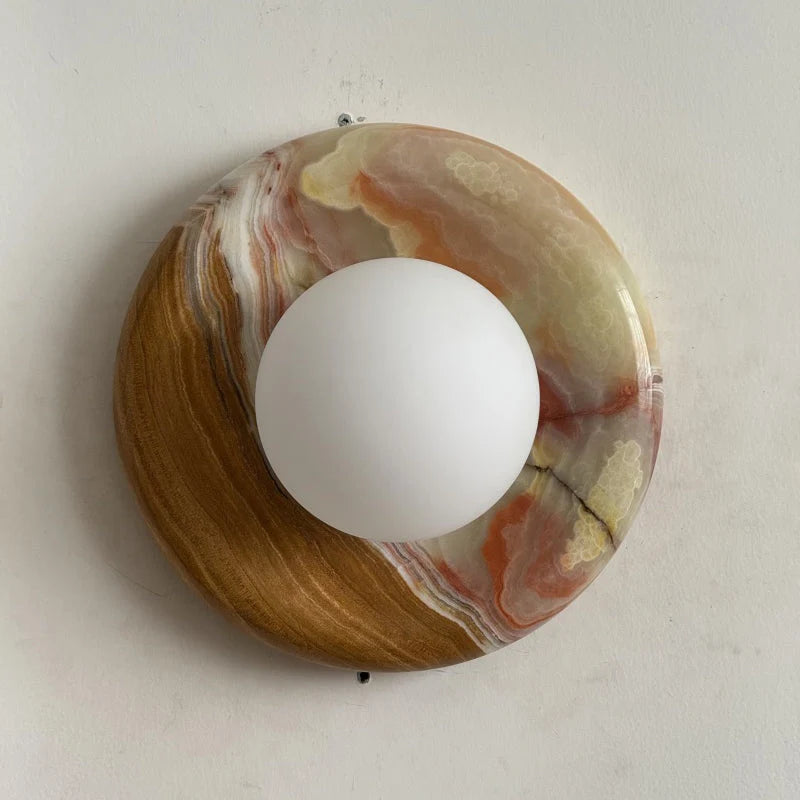 Lámpara de pared elegante con pantalla de cristal y placa de ónix, ideal para decoración de interiores y iluminación compacta. 12