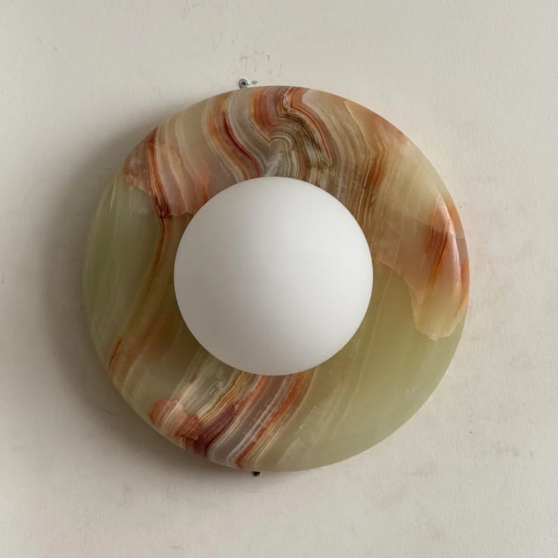 Lámpara de pared elegante con pantalla de cristal y placa de ónix, ideal para decoración de interiores y iluminación compacta. 14