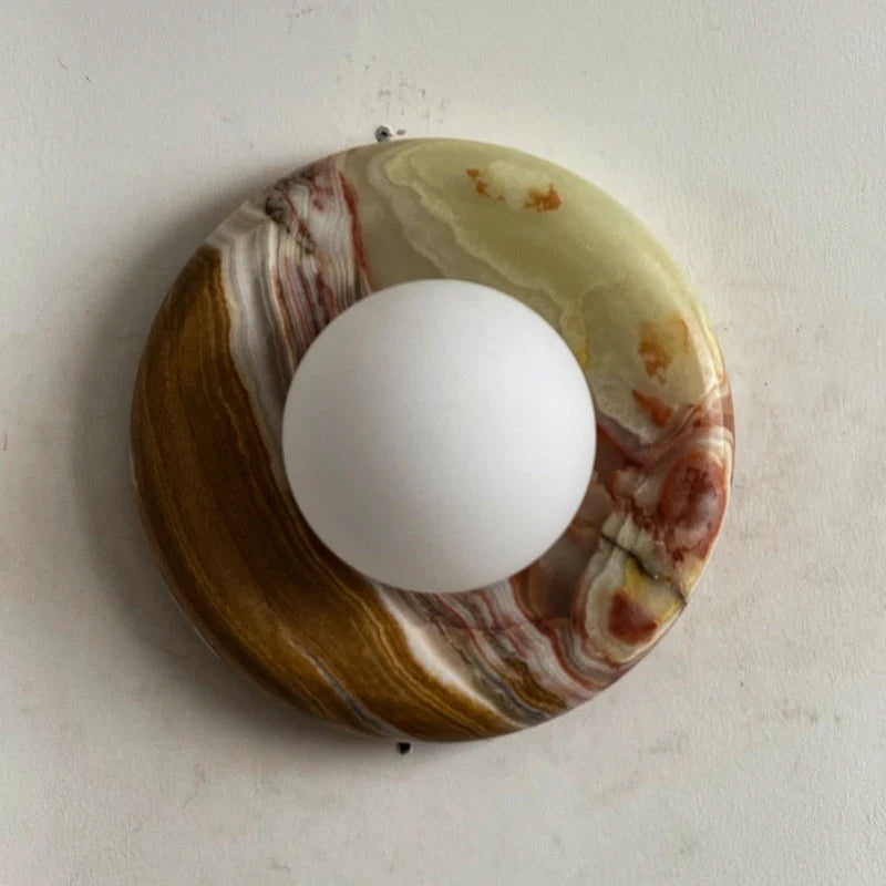 Lámpara de pared elegante con pantalla de cristal y placa de ónix, ideal para decoración de interiores y iluminación compacta. 15