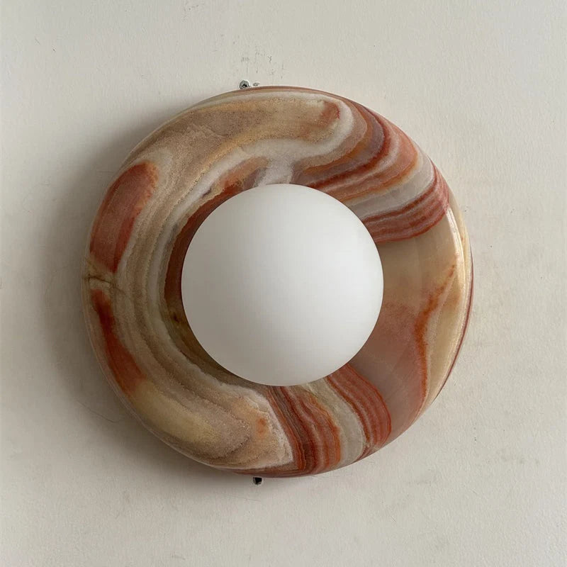 Lámpara de pared elegante con pantalla de cristal y placa de ónix, ideal para decoración de interiores y iluminación compacta. 17