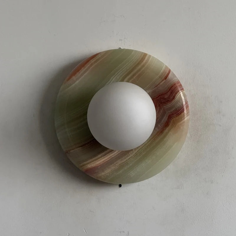 Lámpara de pared elegante con pantalla de cristal y placa de ónix, ideal para decoración de interiores y iluminación compacta. 22