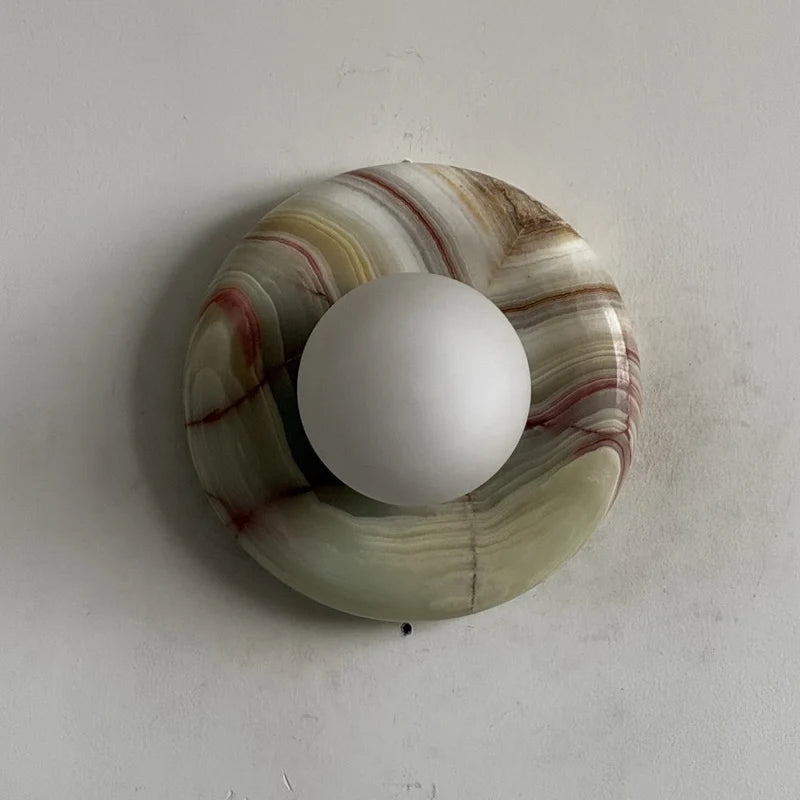 Lámpara de pared elegante con pantalla de cristal y placa de ónix, ideal para decoración de interiores y iluminación compacta. 31