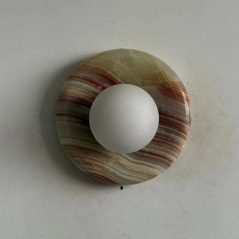 Lámpara de pared elegante con pantalla de cristal y placa de ónix, ideal para decoración de interiores y iluminación compacta. 32