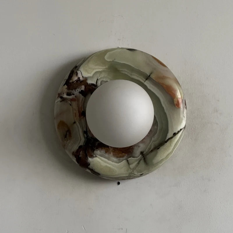 Lámpara de pared elegante con pantalla de cristal y placa de ónix, ideal para decoración de interiores y iluminación compacta. 35