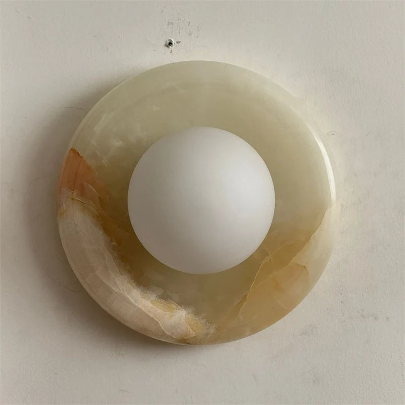 Lámpara de pared elegante con pantalla de cristal y placa de ónix, ideal para decoración de interiores y iluminación compacta. 6