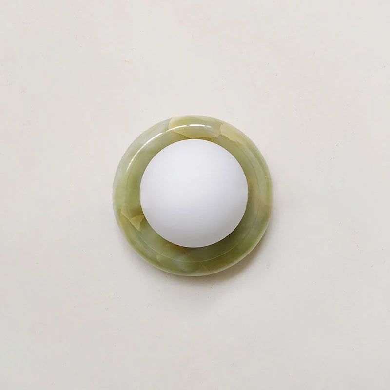 Lámpara de pared de ónix natural con difusor de vidrio blanco y diseño regulable, ideal para espacios pequeños. 11