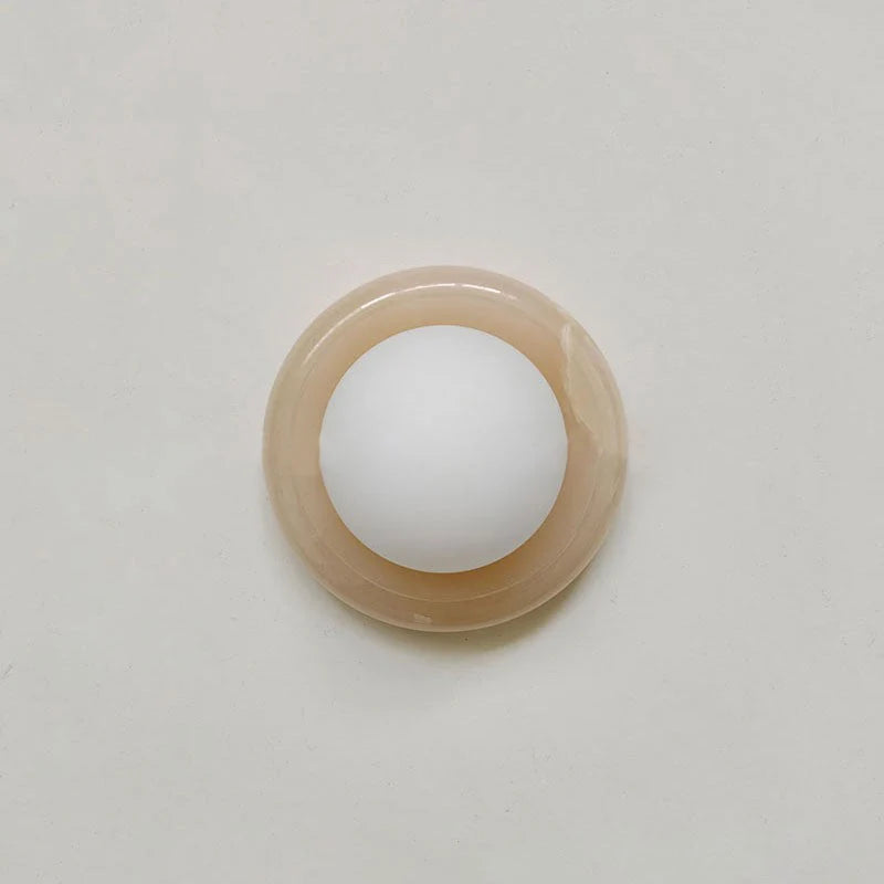 Lámpara de pared de ónix natural con difusor de vidrio blanco y diseño regulable, ideal para espacios pequeños. 13