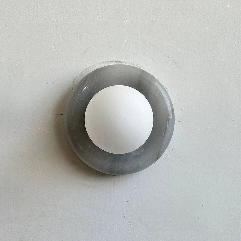 Lámpara de pared de ónix natural con difusor de vidrio blanco y diseño regulable, ideal para espacios pequeños. 15