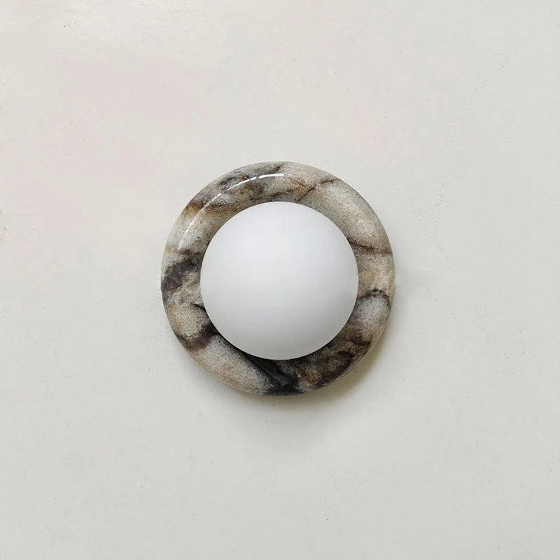 Lámpara de pared de ónix natural con difusor de vidrio blanco y diseño regulable, ideal para espacios pequeños. 16